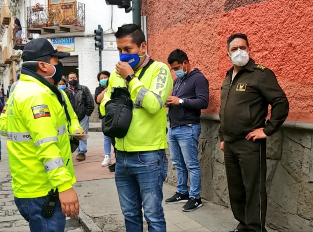 En menos de tres horas, la Policía Judicial de <a href="/PoliciaEcuador/">Policía Ecuador</a> capturó a otros sospechosos en delito flagrante en #Cuenca.
Alrededor de las 13h00 se capturó a tres ciudadanos peruanos vinculados con el robo a personas, accesorios y bienes en el Centro Histórico. 
<a href="/mariapaularomo/">María Paula Romo</a>
