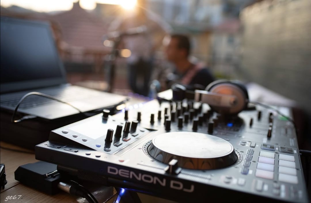 MusicElven's tweet photo. Game of lights.. Another  ight is coming.. And the music in the air make everything so sweet.. Sometimes home it's a good place to be 🏡❤️ #terrace #home #denondj #ELVEN #brothers #elvenmusic #djmix #djset #liveset #spundup #sunduwn #sunlight #music #edmworld #edmartist #daylife https://t.co/mjdx7KXqIu