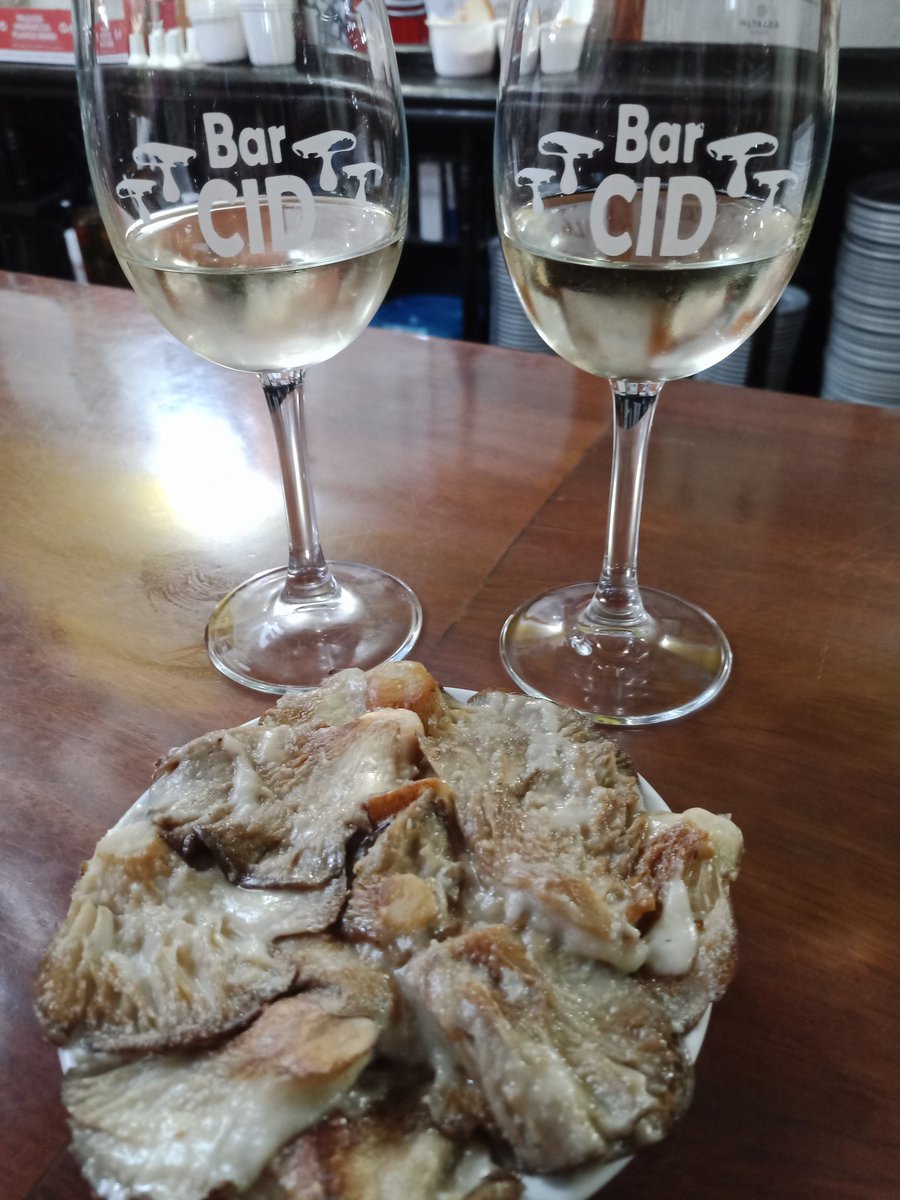 bea_p85's tweet photo. Después de más de 5 meses hemos vuelto a disfrutar de los pinchos de @callelaurel_ y en especial del #BarCid, con sus deliciosas setas a la plancha. https://t.co/UFGBRNGuYZ