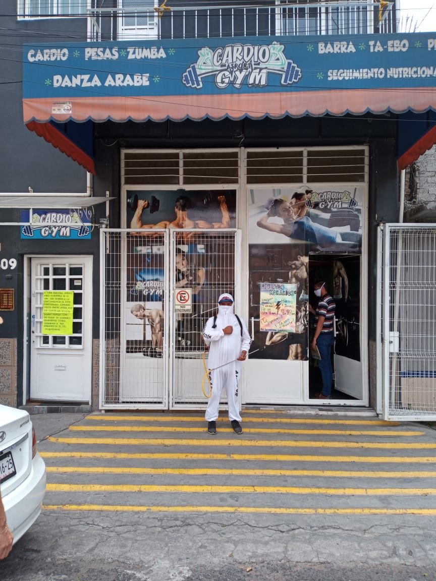 israelamadormx's tweet photo. Sanitizando gratuitamente. ¡Gracias a #CardioGym por su mensaje! Recuerden que #LaSaludSomosTodos #Tlalnepantla https://t.co/C8MwEFLt23