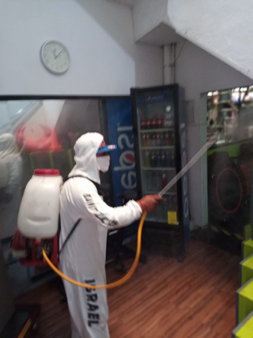 israelamadormx's tweet photo. Sanitizando gratuitamente. ¡Gracias a #CardioGym por su mensaje! Recuerden que #LaSaludSomosTodos #Tlalnepantla https://t.co/C8MwEFLt23
