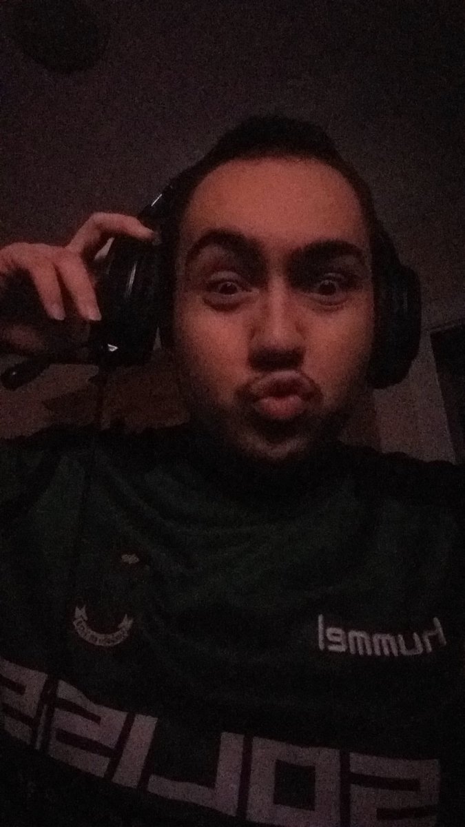 Última renovación del día!
Tenemos otro defensa que se queda el el club, nuestro cantante, el número uno de los BillBoards <a href="/charlyps4/">carlos vazquez</a>. Él es fanático del perreo y reggaetonero hasta la tumba brrr🔥🔥🥇 Otro año más Anuel AA!