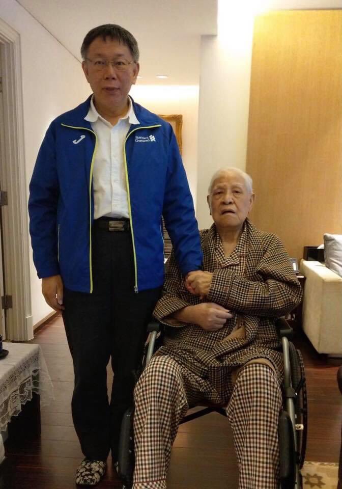 他的功绩是台湾后继者无法超越的，他的争议则是仁智互见而无法调和的。 最后，用他认定的薪火传人，台湾民众党主席柯文哲的悼词结束：“我认为，李登辉总统在台湾历史上最大的贡献，就是让台湾走向一条没有办法回头的民主之路。我也深信，李总统对台湾历史最大的影响，是重新塑造了台湾的民族性。”