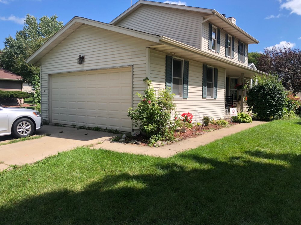 freycon's tweet photo. Flashback FREYday to this siding and stone project! What a difference!!! We absolutely love the added character with the stone and two-tone siding. Ah-maz-ing!
#flashbackfreyday #bestofmadison #bestroofer #bestkitchenandbathdesign #sidingreplacement #freyconstruction #tgif https://t.co/eur5GaYkLO