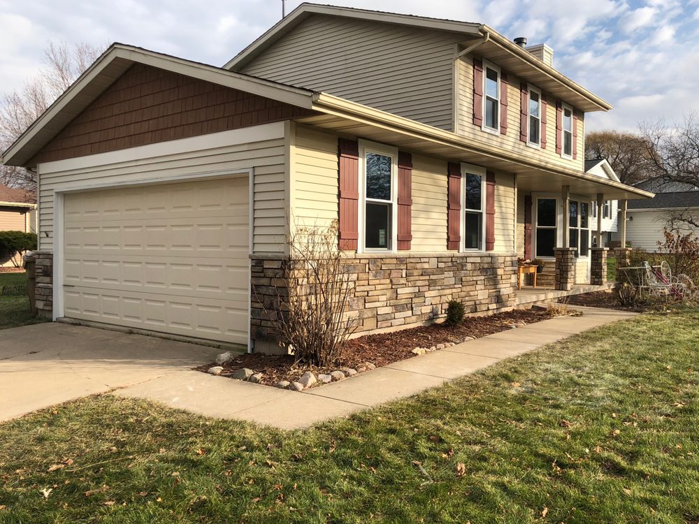 freycon's tweet photo. Flashback FREYday to this siding and stone project! What a difference!!! We absolutely love the added character with the stone and two-tone siding. Ah-maz-ing!
#flashbackfreyday #bestofmadison #bestroofer #bestkitchenandbathdesign #sidingreplacement #freyconstruction #tgif https://t.co/eur5GaYkLO