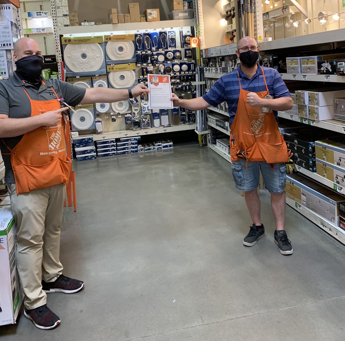 AFilantres's tweet image. Had the pleasure of delivering a Virtual Homer from @cat_thanner to Chad “Chadillac” McDaniel for his outstanding leadership and development of new associates and supervisors in the store! Thank you Chad!!
#Team473 #PMDPeopleFirst #D66Proud 
@GPsharkz @D66Celest @chadillacranch3