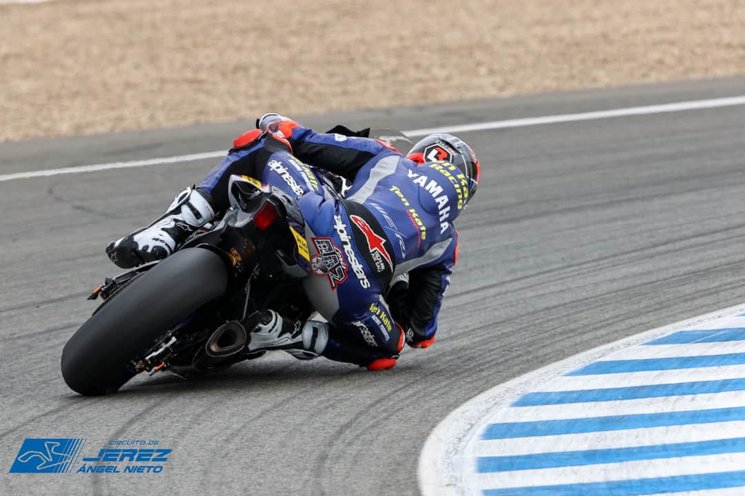 PoderdeLaBarba's tweet photo. ¿Quien ha dado la "sorpresa" hoy? ¡Pues claro, nuestro @lorisbaz! ¿Alguien esperaba menos? Cuando está de perfil del #PoderDeLaBarba es por algo 😝
#WSBK #SBK #ESPWorldSBK
📸 @circuitodejerez https://t.co/9q0m2aGGw1