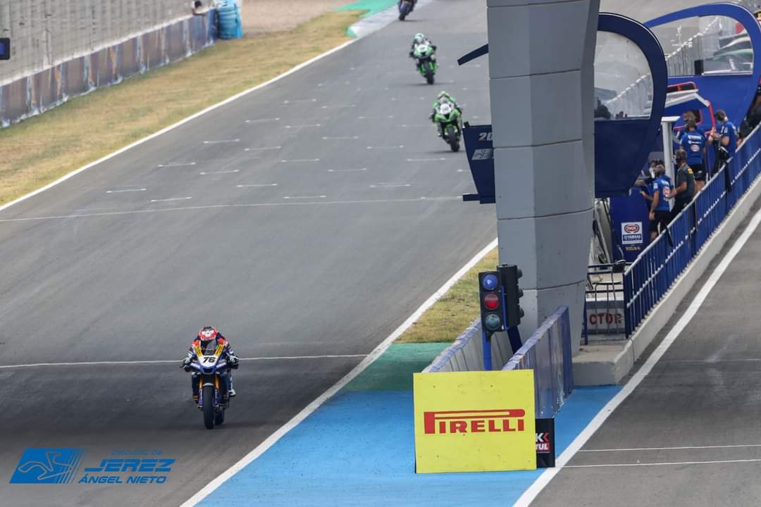 PoderdeLaBarba's tweet photo. ¿Quien ha dado la "sorpresa" hoy? ¡Pues claro, nuestro @lorisbaz! ¿Alguien esperaba menos? Cuando está de perfil del #PoderDeLaBarba es por algo 😝
#WSBK #SBK #ESPWorldSBK
📸 @circuitodejerez https://t.co/9q0m2aGGw1