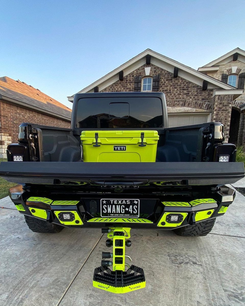 ZROADZOfficial's tweet photo. Follow @earv_g0tti to see his crazy Gladiator build sporting the ZROADZ Front Roof LED Brackets that can mount a 50 or 52 inch LED bar and 4 pod lights! ⁠
⁠
Part number #Z374831-BK4 starting $324.50⁠
⁠
#zroadz #jeep @jeep #gladiator #jeepgladiator https://t.co/qMqSF0onwo