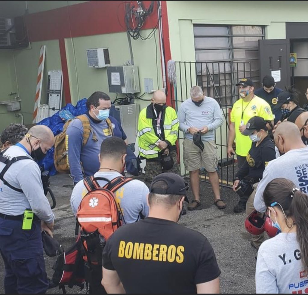EdwinGuerraPR's tweet photo. El Task Force Regional Oeste junto al personal de #OMME Rincón se unen en oración para continuar con la #búsqueda de la ciudadana cuyo vehículo fue arrastrado por un cuerpo de agua en el Bo. Calvache de #Rincón. 🙏🏻 @JorgeGelpi https://t.co/13EZN5JANT