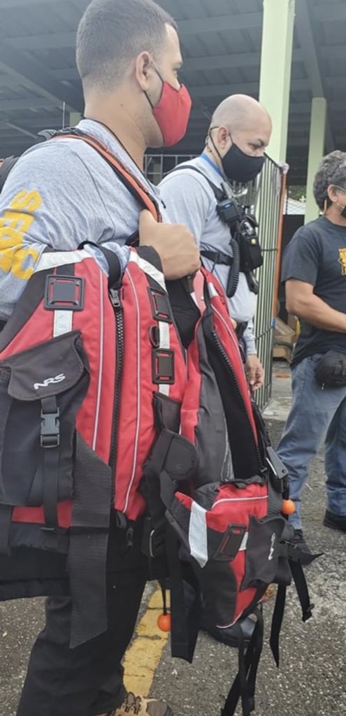 EdwinGuerraPR's tweet photo. El Task Force Regional Oeste junto al personal de #OMME Rincón se unen en oración para continuar con la #búsqueda de la ciudadana cuyo vehículo fue arrastrado por un cuerpo de agua en el Bo. Calvache de #Rincón. 🙏🏻 @JorgeGelpi https://t.co/13EZN5JANT
