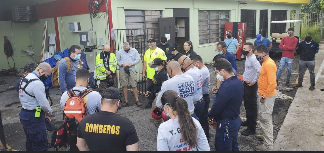 EdwinGuerraPR's tweet photo. El Task Force Regional Oeste junto al personal de #OMME Rincón se unen en oración para continuar con la #búsqueda de la ciudadana cuyo vehículo fue arrastrado por un cuerpo de agua en el Bo. Calvache de #Rincón. 🙏🏻 @JorgeGelpi https://t.co/13EZN5JANT