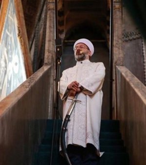 Önce Ayasofya'da Atatürk'e lanet okuyan sonra Cumhuriyet dönemini "Fetret Devri" olarak adlandıran Ali Erbaş bu yüz kızartıcı açıklamaları hiç yapmamış gibi Ayasofya'da bayram namazını kıldırmıştır. Soru şudur: Ali Erbaş elindeki kılıçla kime meydan okumaktadır?