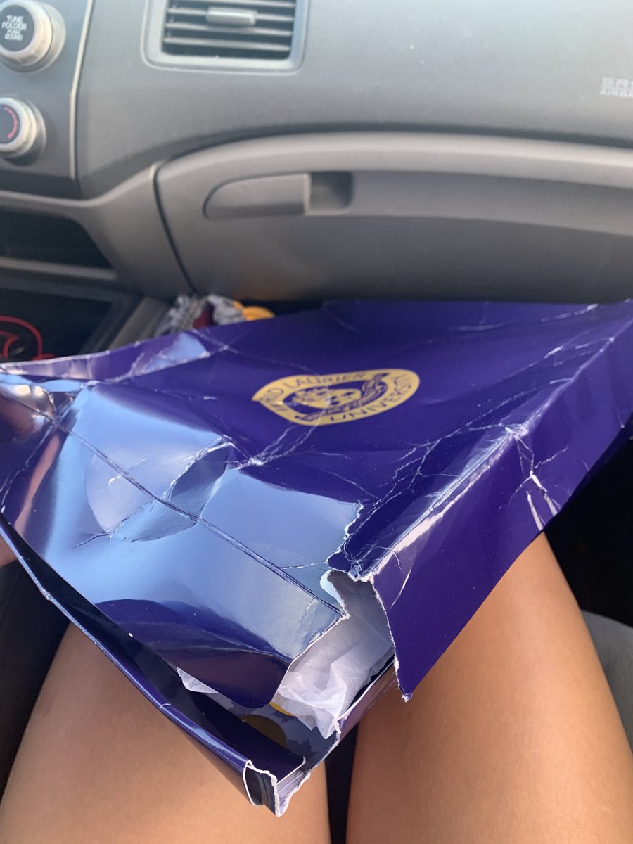 EltakingLs's tweet image. I think this worker saw a package that said “FRAGILE” on a bright orange sticker and was like ok bet 

Then drop kicked my diploma into the delivery truck