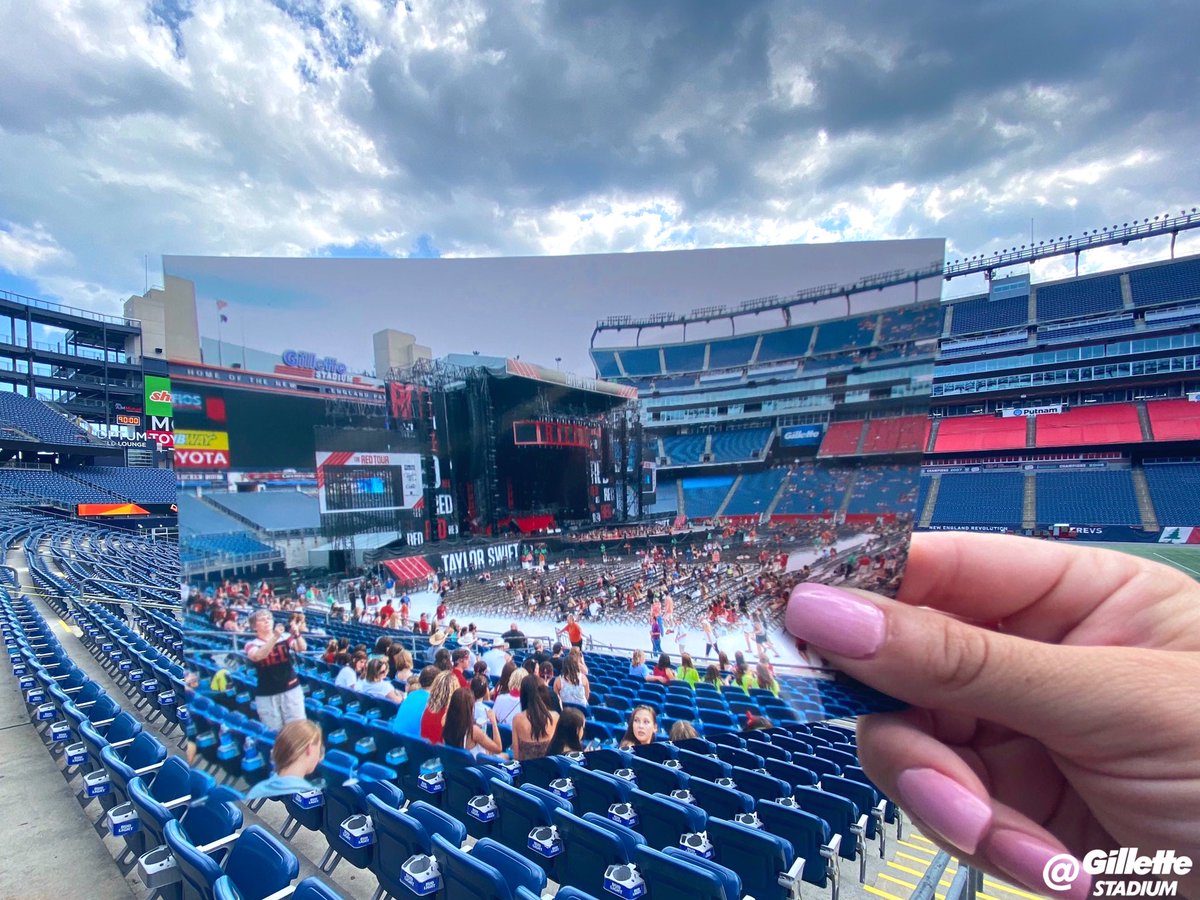 July 26 & 27, 2013The Red Tour takes over Gillette Stadium. Carly Simon joins Taylor on stage on night 2 to sing “You’re So Vain”. 