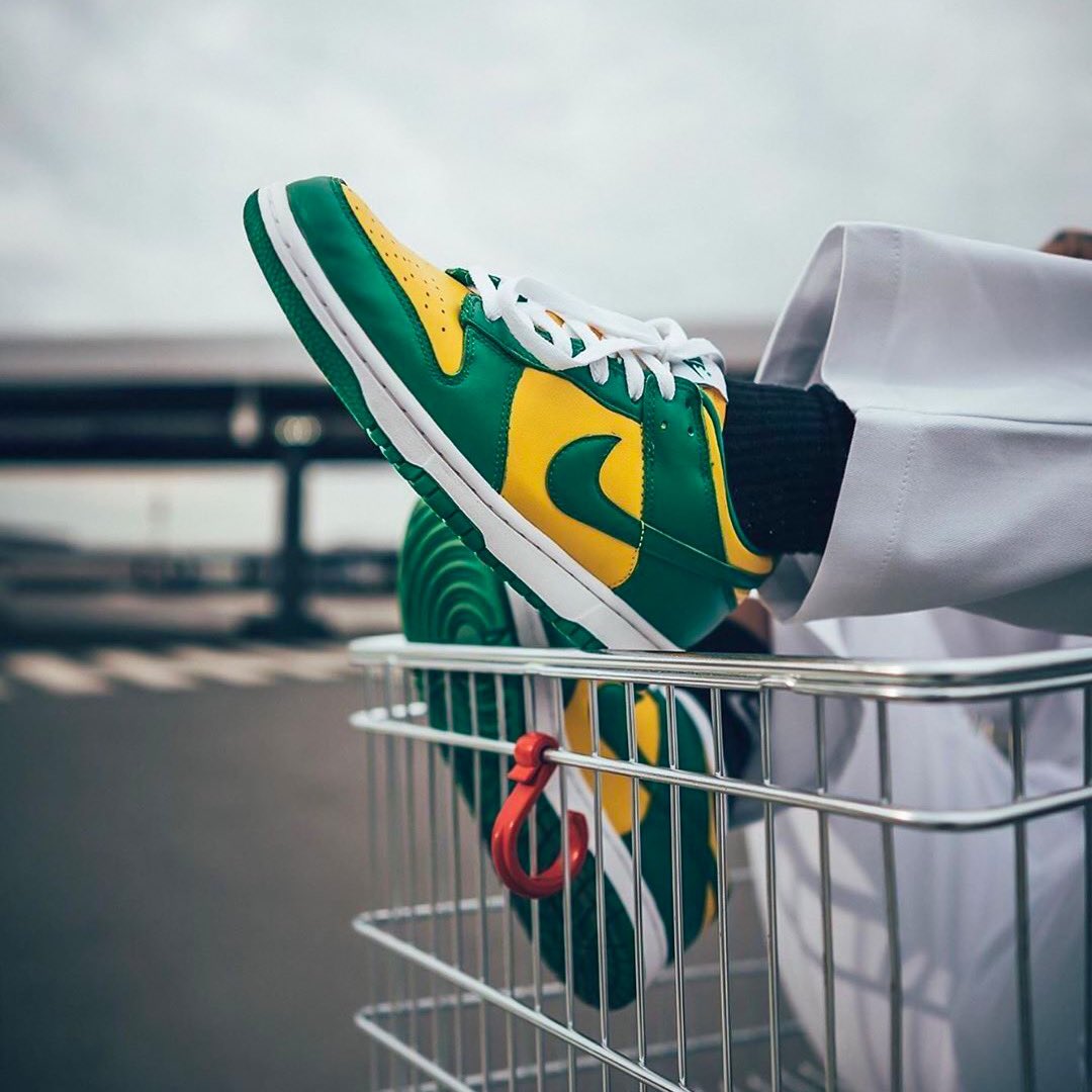LimitedRunShop's tweet photo. JUST DROPPED! The Nike Dunk Low SP Brazil is a re-release of the highly sought-after 2001 OG silhouette. These were released in extremely limited quantities so secure yours now at - https://t.co/Am53XPQRVi
📸: @anonymous_sneakers
#LimitedRunShop #BrazilDunkLows #NikeDunks https://t.co/ONNmIYuRjY