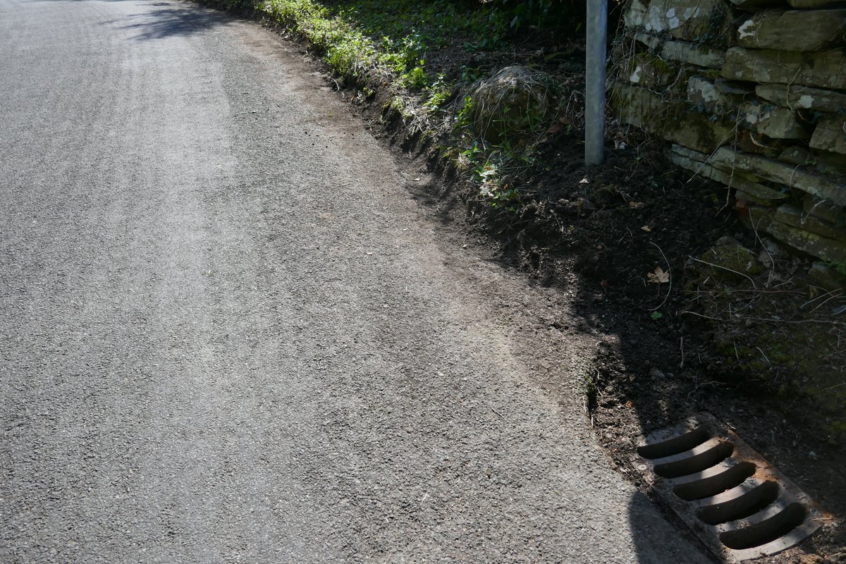 TheLengthsman's tweet photo. Cutting back verge in #Beckside to allow water to run into drain and not down the hill !
Just a #Lengthsman making a difference 👍 https://t.co/2grs6foT65