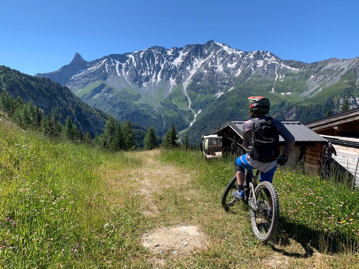 chaletsangliers's tweet photo. Taking time to enjoy the view...we certainly can’t complain 😀
*
*
*
#lesarcs #laplagne #mtb #scottbikes #alps #views #mountains #leatt #chaletdessangliers https://t.co/v0sQg3cO4f
