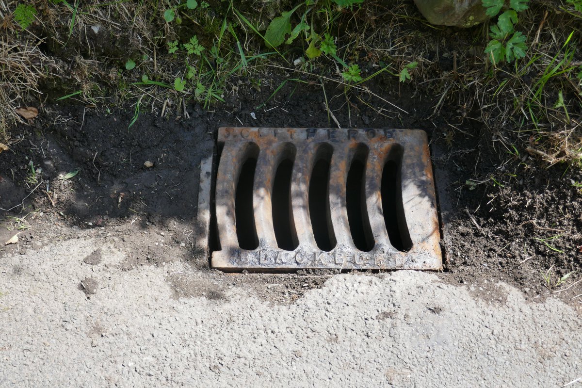 TheLengthsman's tweet photo. Dug out that J. Clitheroe #drain made in #Blackburn today which I found last week in #Beckside ~ note the drain cover is now clean and in the right way round so the rain water flows down it ! #attentiontodetail #drainexpertise https://t.co/rY0WPuXbET