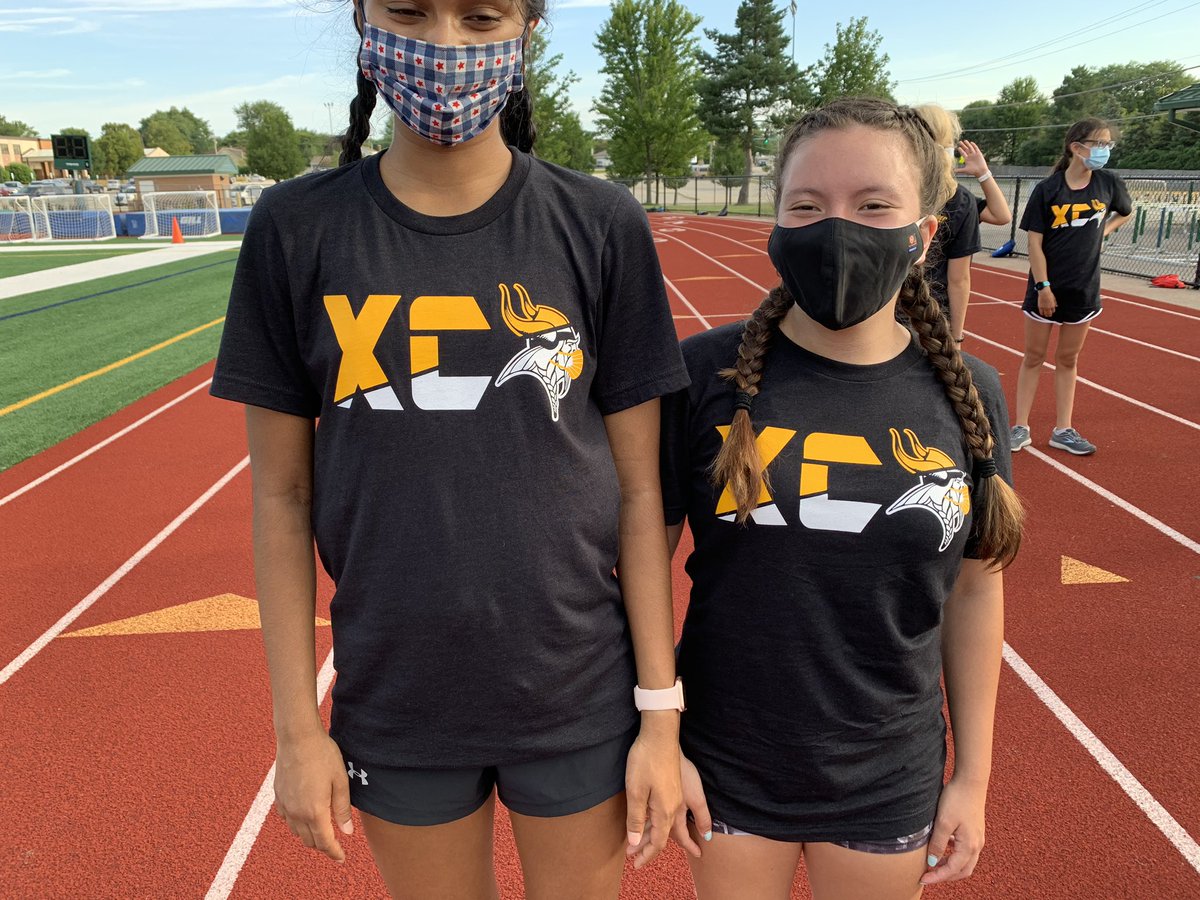 fremdgtfxc's tweet photo. Capped off an awesome two weeks of camp with some well deserved new gear! “We’re just happy to be here” #2020mantra #xccamp2020 #fastbraidfriday #fhsspirit https://t.co/28Vk23JG2T