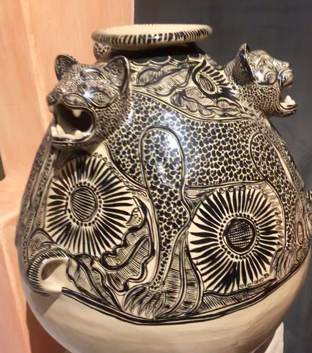 elolmedo_mx's tweet photo. #ViernesTradicional

Para los mayas, el jaguar es un símbolo de poder. Su piel moteada representa las estrellas y se dice que, el Dios del Sol se transforma en este felino para poder viajar durante la noche por el mundo de los muertos. https://t.co/JnorTAAIfY