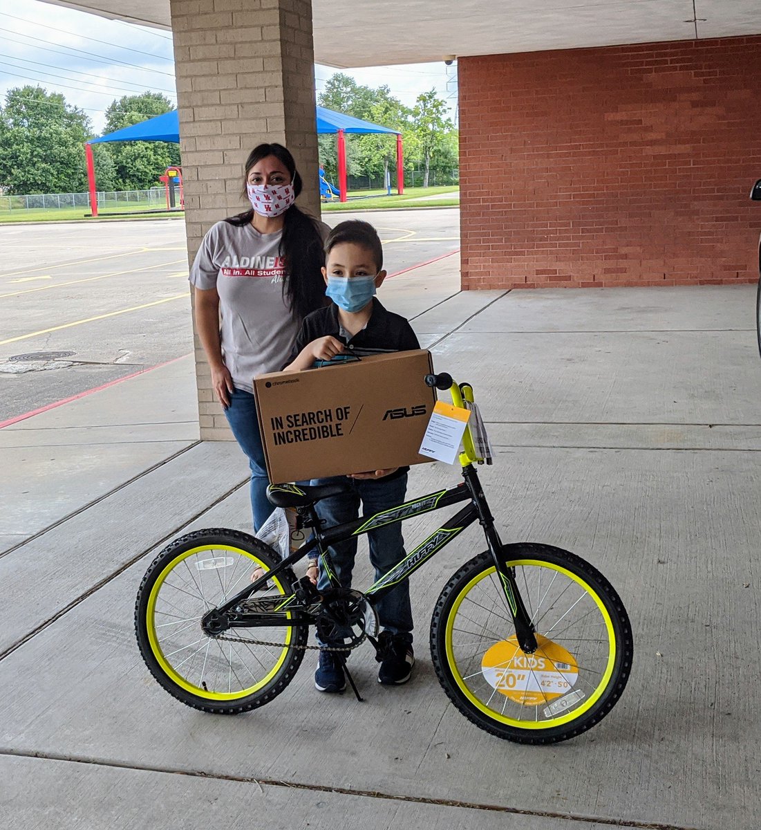 So exciting! One of my #FlushFactory students from @MarcellaES_AISD won a Chromebook AND a bike from #AldineSummer! @edventure_AISD @KantrieceCarter