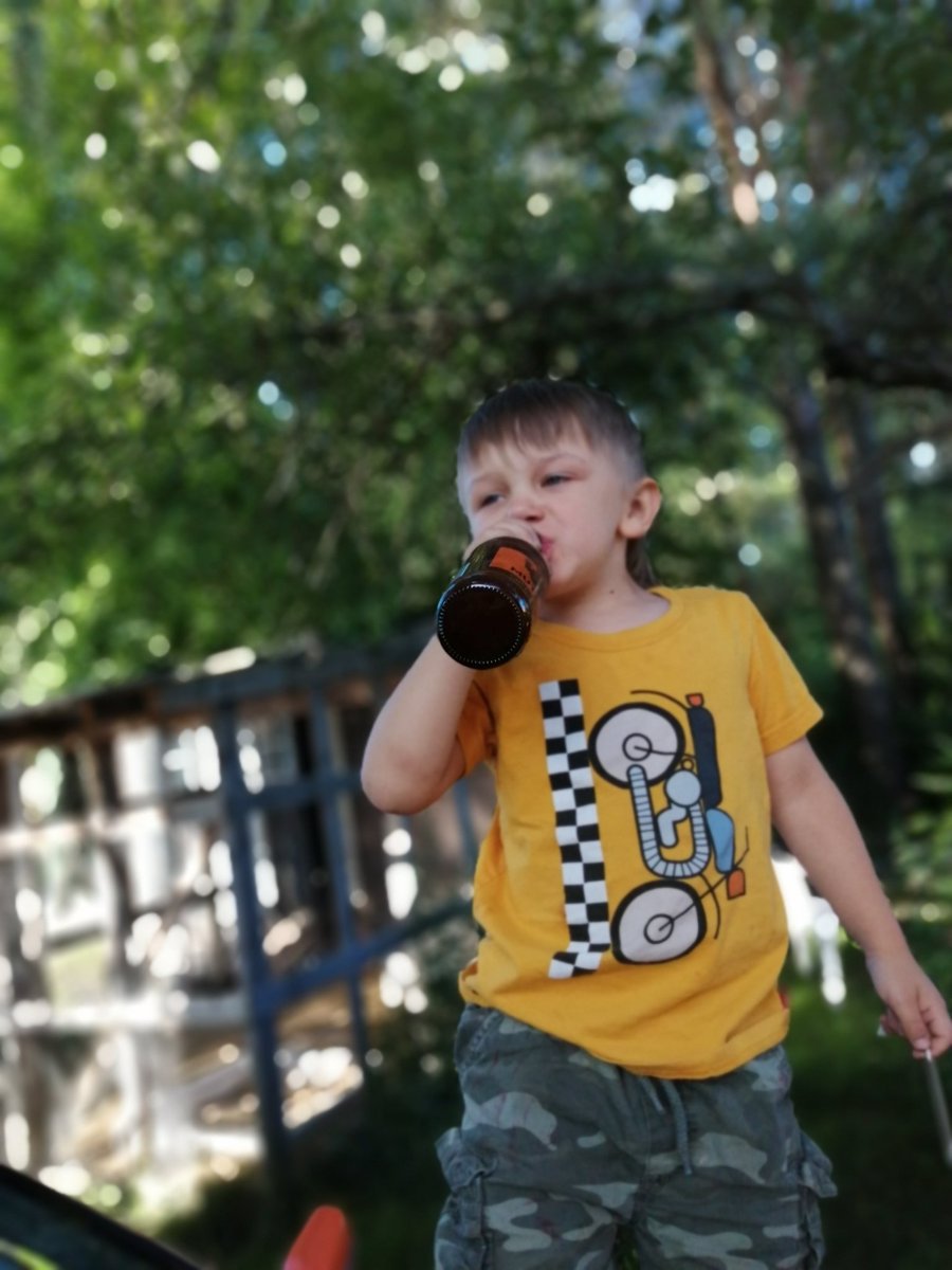 sannismartta's tweet photo. Pari epäkohtaa. Mun mielestä inkiväärilimppari voisi olla jonkun muun nimistä kuin "ginger beer". Pakkausta voisi myös miettiä. On yllättävän rivon näköistä kun 5v juo sitä 🙈
#gingerbeer #alkoholiton #muteman @Olvi_Oyj https://t.co/HGkk3zH39O
