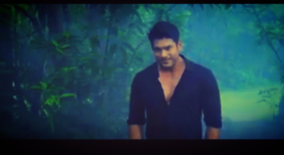 This JUNGLE scene is naturally giving this song as a MONSOON look nd the way both re playing nd talking with their eyes it's so ENTERTAINING to watch nd ends up making this scene super BEAUTIFUL!!  #DilKoKaraarAaya