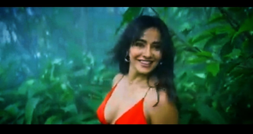 This JUNGLE scene is naturally giving this song as a MONSOON look nd the way both re playing nd talking with their eyes it's so ENTERTAINING to watch nd ends up making this scene super BEAUTIFUL!!  #DilKoKaraarAaya