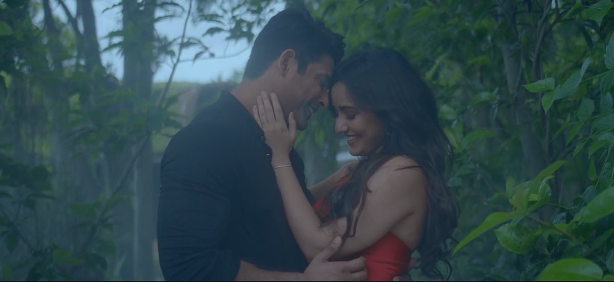 Their INTENSE EYE LOCK nd ROMANCE, it's soo soo PERFECTT that even REAL couples crave for it!! There acting is soo to the point nd natural ...!! One of their BEST Performance!!  #DilKoKaraarAaya