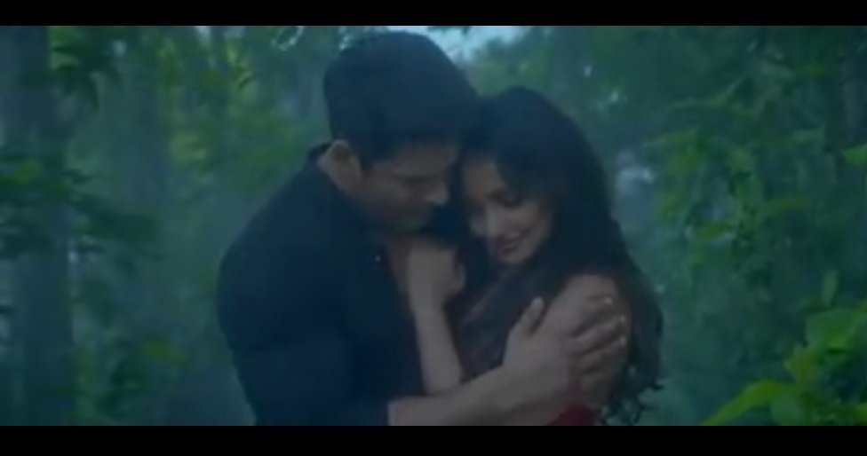 Their INTENSE EYE LOCK nd ROMANCE, it's soo soo PERFECTT that even REAL couples crave for it!! There acting is soo to the point nd natural ...!! One of their BEST Performance!!  #DilKoKaraarAaya