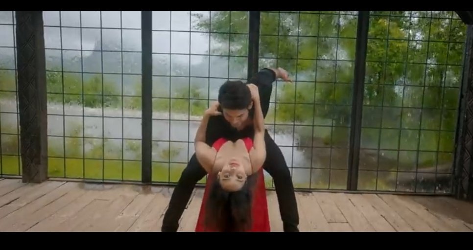 Their BOMBB CHEMISTRY nd PERFECTTT DANCE POSTURE !! enough to create firee in ICE!! #DilKoKaraarAaya