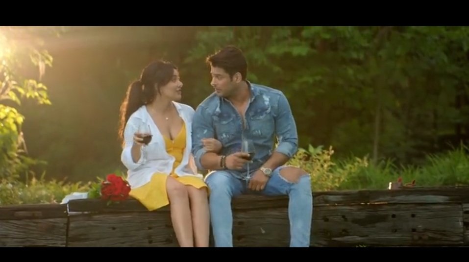 Their lake side chilling nd the way he's hearing her non-stop chattering making cute Reallyyy!! type faces is something every girl die for..nd want her man to behave!!! SIDHARTHH!! U're such a goal here, nd the way NEHAA laughs in the end has all my heart..  #DilKoKaraarAaya