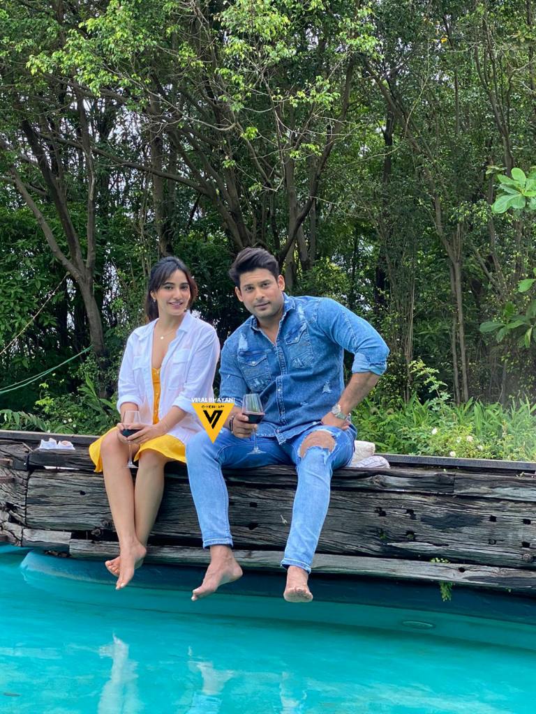 SHOOT LOCATION is perfectt example of how HEAVEN looks like..!! DIRECTION, LYRICS , SINGER, ACTORS nd every member of team ..1000 on 10!! Just SPEECHLESS!! Confirm!! NEUTRAL AUDIENCES will LOVE it!! #DilKoKaraarAaya