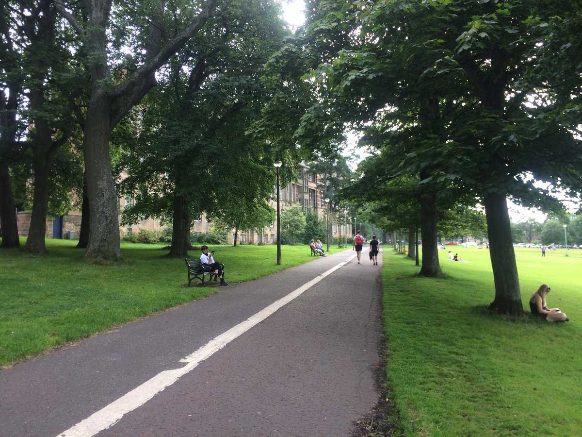 Lovely ride up mound, confused by cycle infra on George IV bridge (blue/white arrow sign blocking entrance to protected lane) and now about to head into Bruntsfield. No sign of a war zone yet altho appearances can be deceptive.