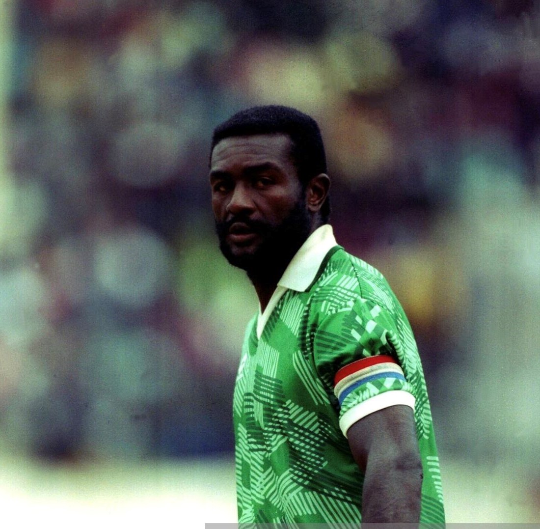 PremierBetCM's tweet photo. 🔴 Stephen Tataw, ancien capitaine des Lions indomptables du Cameroun, est décédé ce vendredi matin des suites de maladie annonce la Fédération Camerounaise de Football. Il avait 57 ans. 🌹🙏🇨🇲
#UnLionNeMeurtJamaisIlDort #RIPCapi https://t.co/1sjI6Dpin4