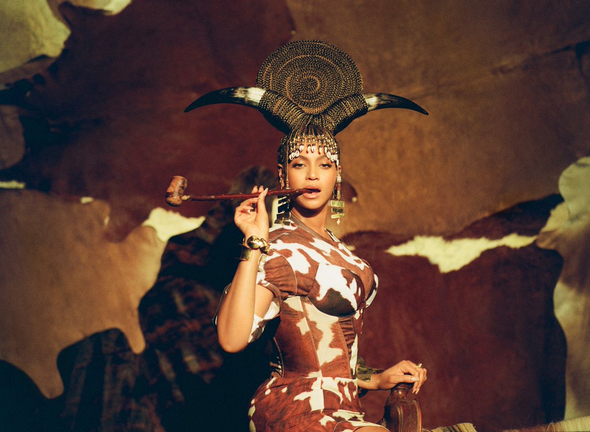 Beyoncé in custom  @Burberry