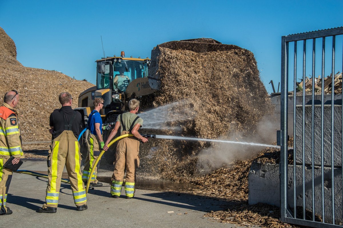 Brandweer rukt uit voor broei in houtsnippers in Steenwijk (Foto's) |. | #Steenwijk.