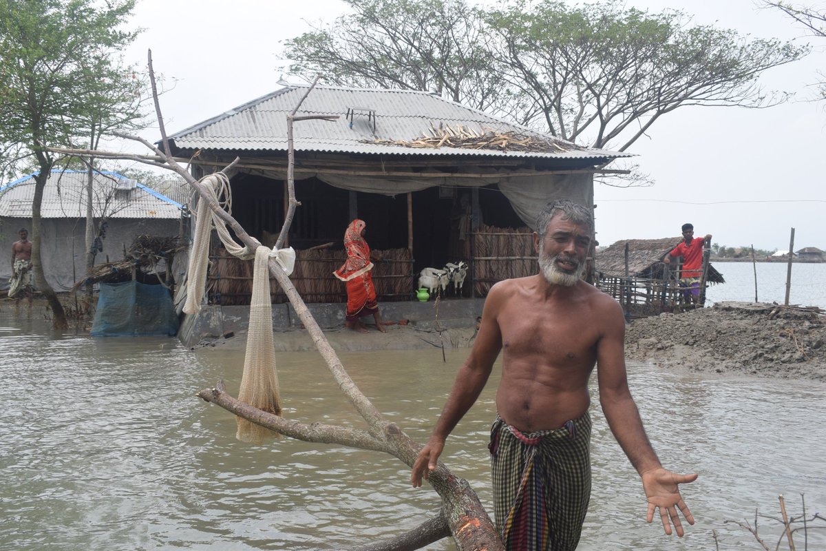 ri_montu's tweet photo. Maula Ghazi, 70, has faced #naturaldisasters many times in his life. He has been devastated every time by #Cyclone1988, #CycloneSidr of 2008, #CycloneAyla of 2009, #CycloneFoni of 2019 and #CycloneBulbul. The story of Maula Ghazi and many more from the coast are in my notebook. https://t.co/sbhEdU4EDW