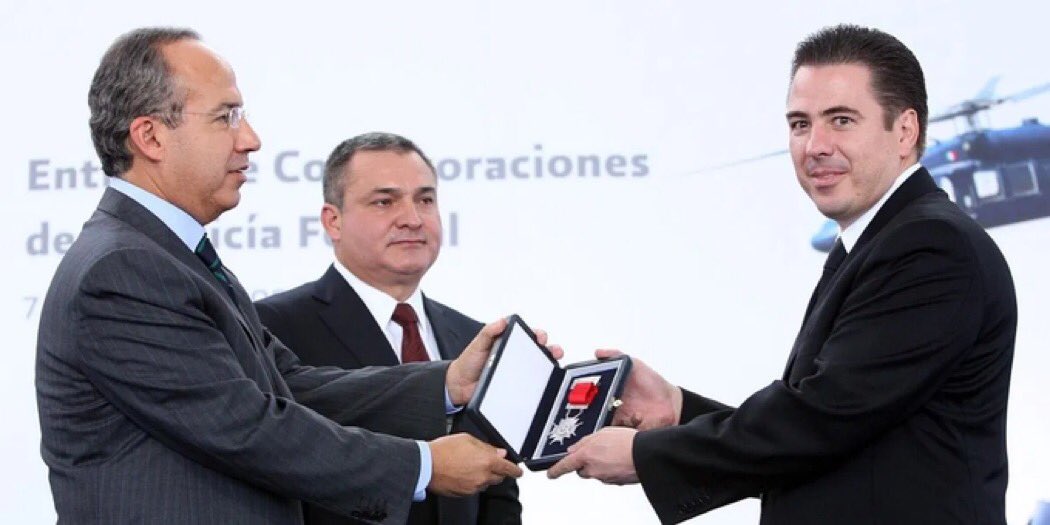 Felipe Calderón
*Se robó la presidencia
*Traiciono a la patria
*Impuso una guerra sangrienta
*Cometio crímenes de lesa humanidad 
*Entrego-con García Luna-el país al narco y a Odebrecht los recursos de la nación
*Es un golpista
Exigimos para el juicio y castigo
Si de acuerdo RT