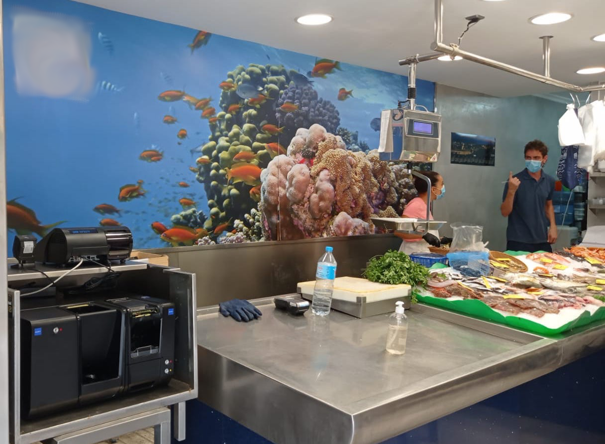 CashInfinity_es's tweet photo. Hoy hemos instalado un CashInfinity CI-5 en una pescadería, para sustituir un Cash****. Una instalación con la máquina orientada al cliente, para incrementar la higiene y evitar la manipulación del efectivo por parte de los empleados. #cashinfinity #gestiondeefectivo #higine https://t.co/8N00YhMQPZ