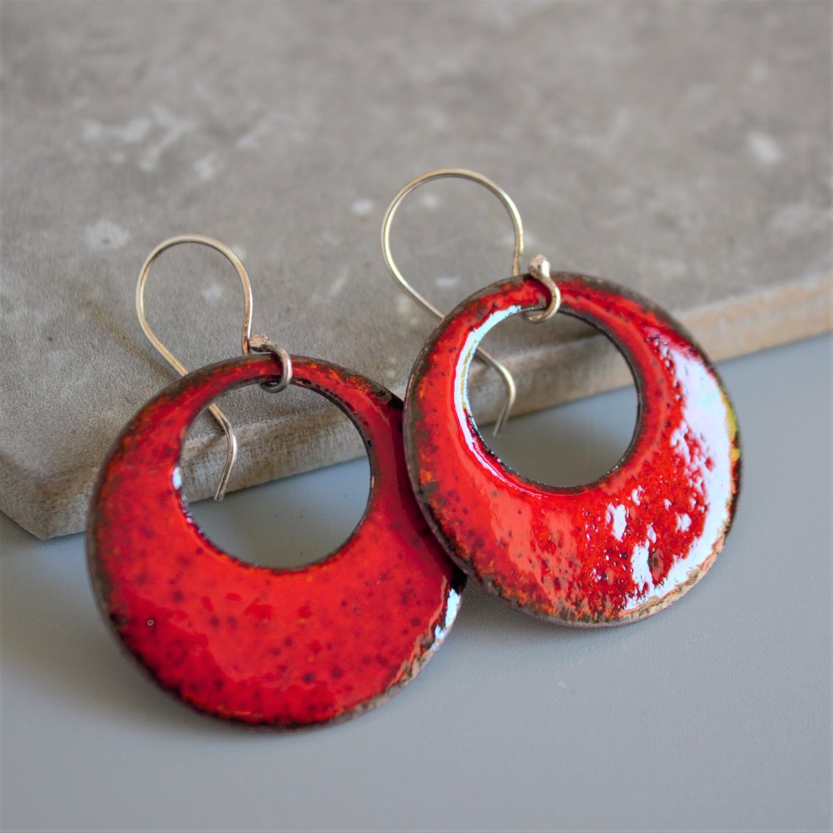 MaisyPlum2's tweet photo. Red Enamel Hoop Earrings - Statement Earrings https://t.co/Or7jo4Jqse ##LondonisLovinit #HandmadeHour #Eshopuk #EtsyUK #OlineshopRT ##StandWithSmall #etsyselleruk #RedJewellery https://t.co/NhBzrSxftt