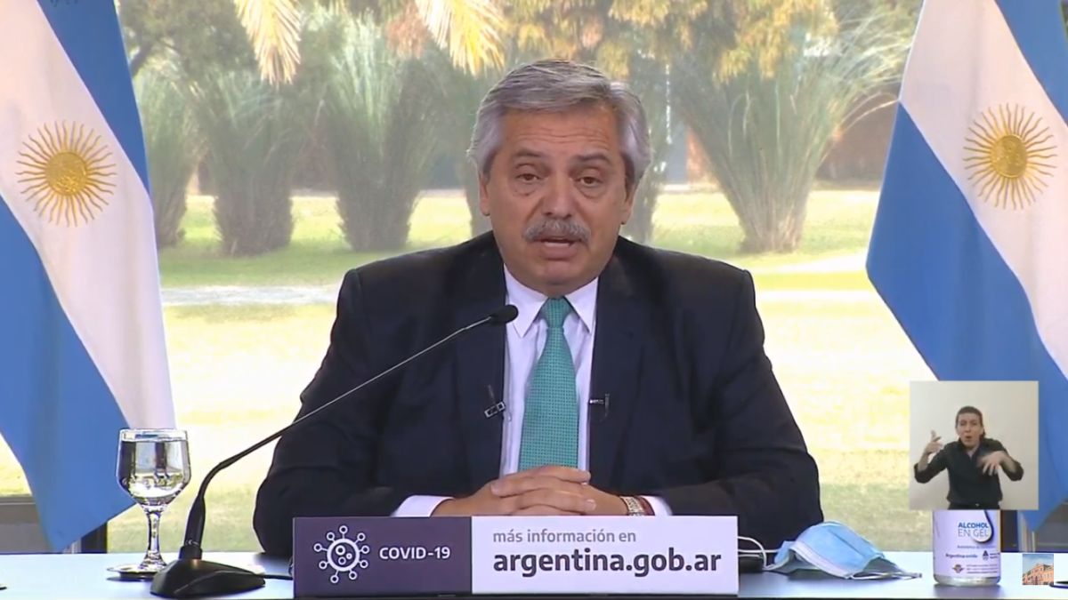 Ambitocom's tweet photo. . @alferdez: "Los estoy convocando a no contagiarnos y a no contagiar y a que lo hagamos por decisión propia" 
"No estamos discutiendo cuán libres o cuán presos somos de la pandemia, estamos discutiendo el único mecanismo que tenemos para combatir la pandemia" https://t.co/4ReBc6na2w