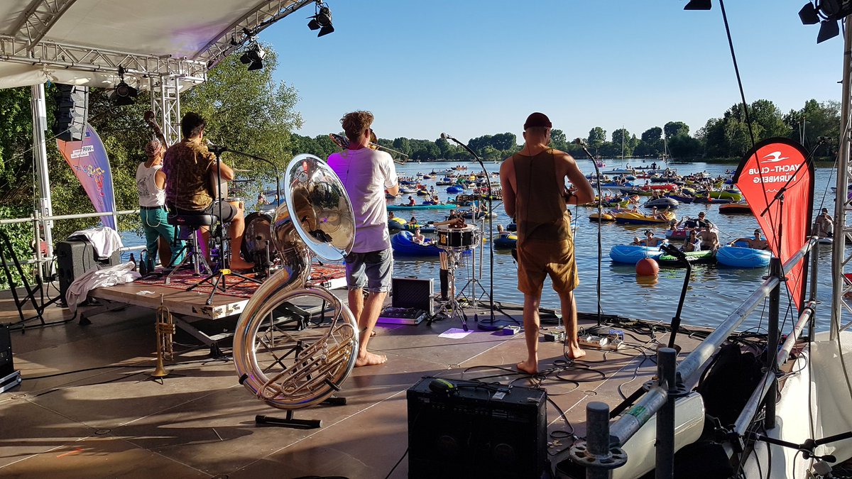 Auftakt der #Seebühne Nürnberg. #Bukahara sorgt für Stimmung. Ersatz fürs #Bardentreffen. Die 200 Zuhörer in den Booten auf dem Dutzendteich sind begeistert.