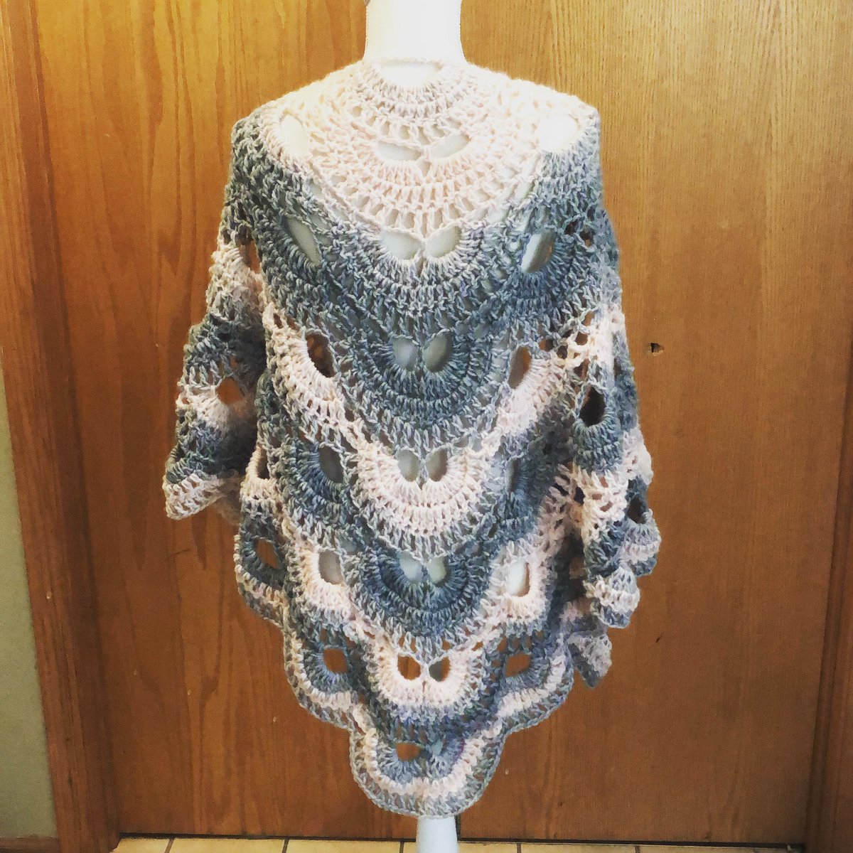 creation_bellas's tweet photo. Just finished this amazing shawl. Another one finished.
#shawl #crochet #virusshawl #ombrepink #ombregrey #spring #summervibes #fall https://t.co/7YdyDB8CsL
