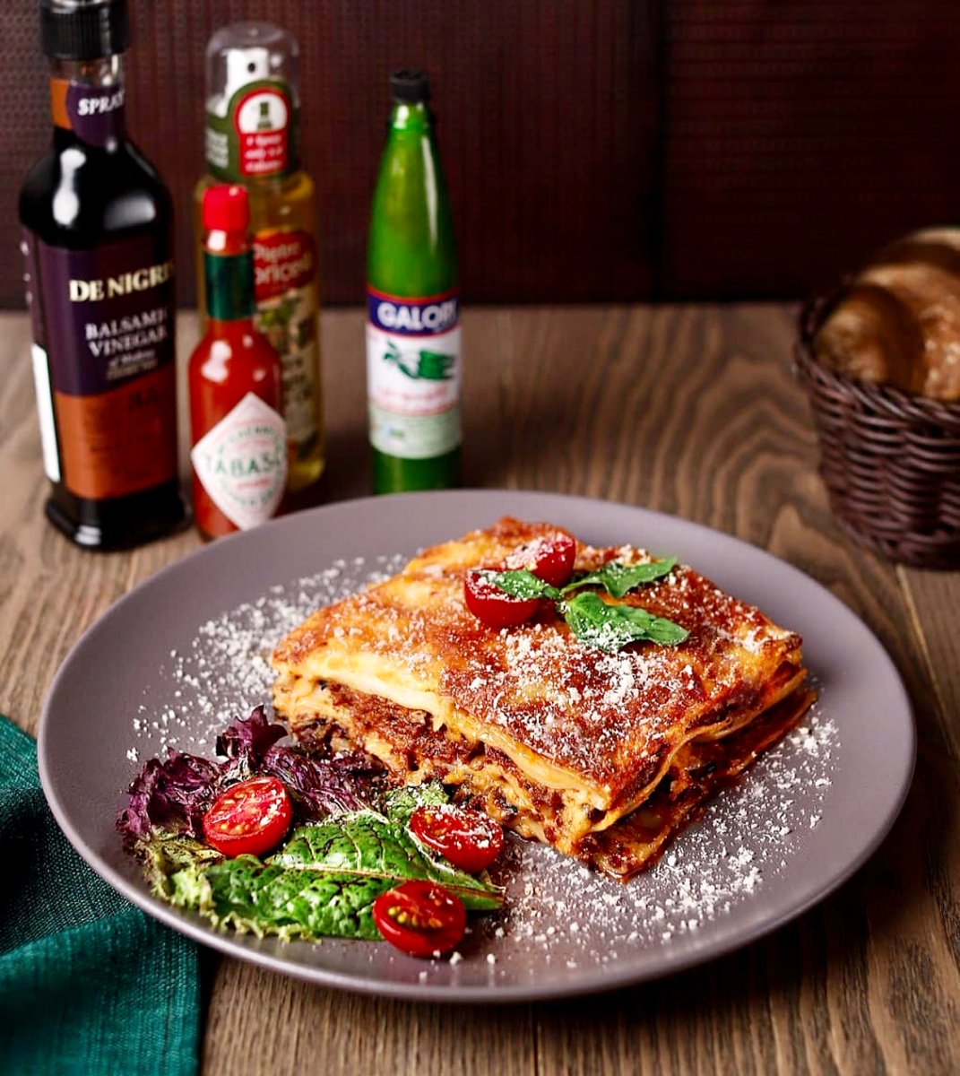 RAK_Porcelain_'s tweet photo. #Festive #friyay Lasagna presented on a #NEOFUSION grey dinner plate ๐ฒ
๐ธ : @cafekarzin
๐ป : https://t.co/9XiQhRoSIf
#RAKPorcelain #MakeSureItsRAK #tbt #greatplate #tableware #culinaryguide https://t.co/7NjnxdAIRP