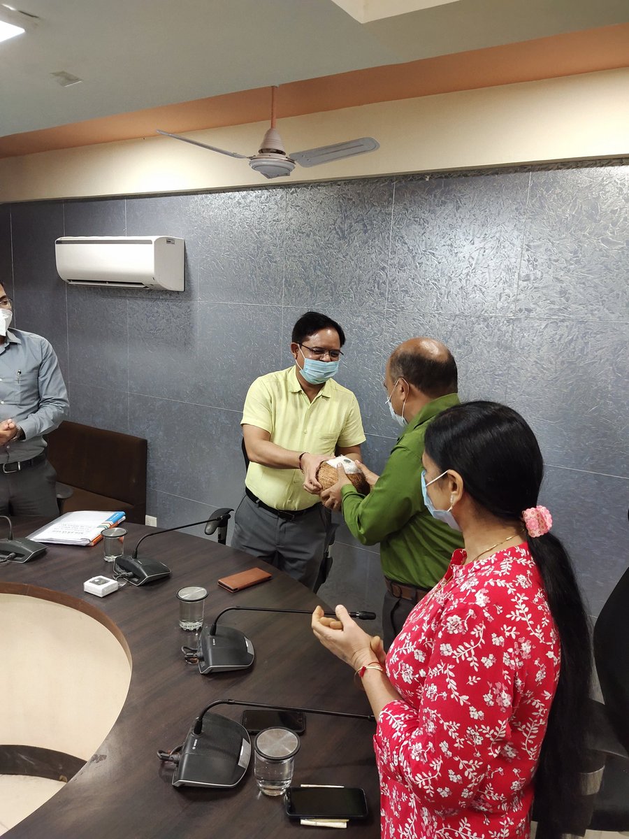 બનાસકાંઠા જિલ્લામા ૩ વર્ષ,૮ માસ જેટલા લાંબા સમયગાળા દરમ્યાન કેટલાય વહીવટી પડકારોનો સફળતાપુર્વક ઉકેલ લાવવામા ચાવીરૂપ ભુમિકા ભજવનાર શ્રી એલ.બી.બાંભણિયા,નિવાસી અધિક કલેકટરશ્રીની પંચમહાલ જિલ્લામા બદલી થતા તેમને શુભેચ્છા પાઠવી તેમજ ભવિષ્યમા ઉત્તરોત્તર પ્રગતિ સર કરે તેવી આશા વ્યકત કરી.