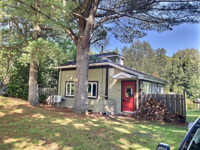 WeChalet's tweet photo. Chalet 4 saisons directement sur le bord du Lac Souris à St-Mathieu-du-Parc en Mauricie, tranquillité et confort seront au rendez-vous! Superbe cachet rustique et chaleureux avec son plafond d'origine.  https://t.co/fcQKZPFHcn https://t.co/41ZxGGGZ8i