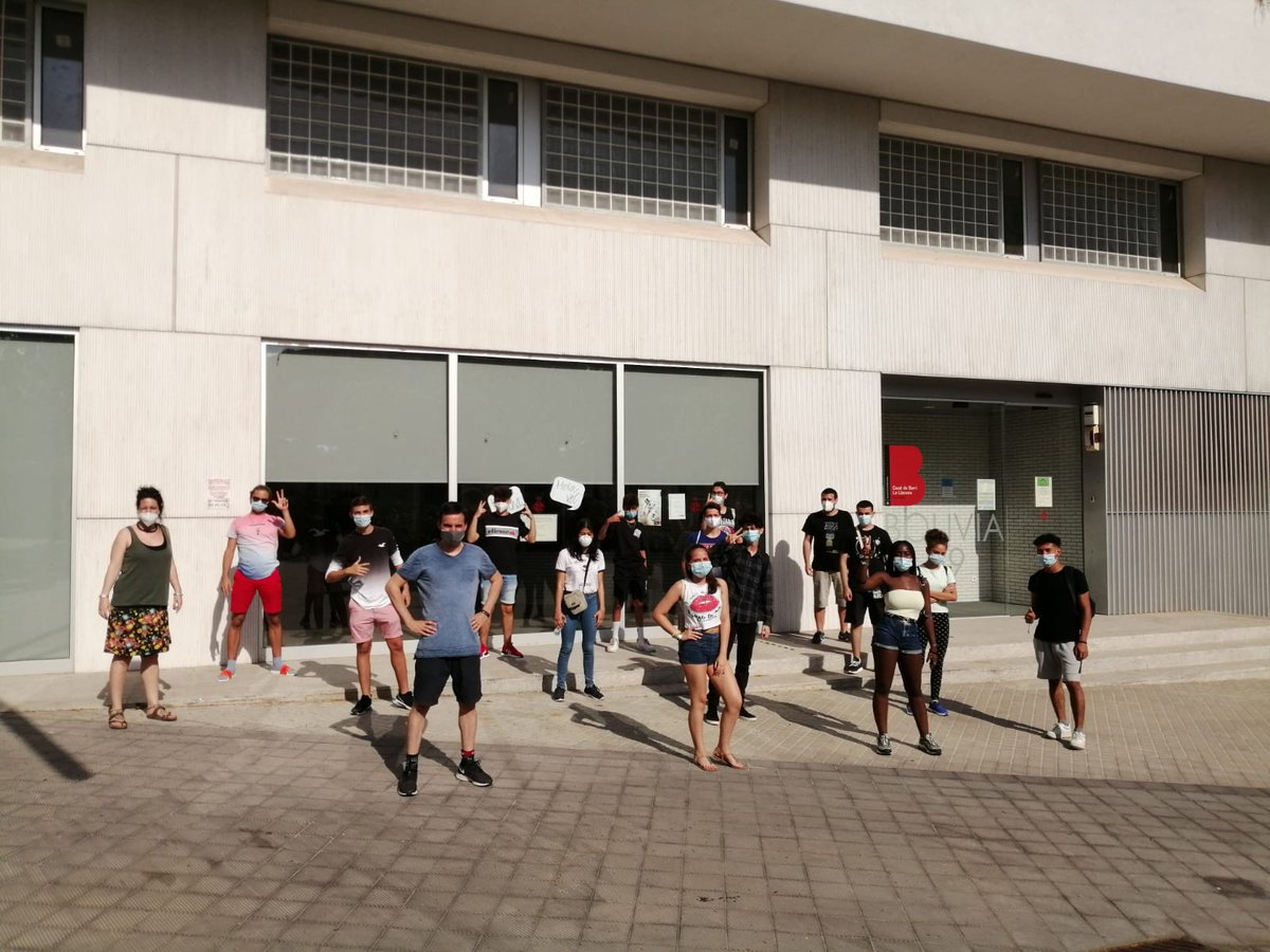 fundacioires's tweet photo. Amb aquesta foto culmina la 4a edició del curs #FesClickAYouTube amb un grup de joves 'fent click' a noves formes d'expressar-se i treballar en grup amb la guia d @Outconsumer junt amb l'Alba i l'Ovidi, educadora i educador del #ProjecteClick No podem esperar a veure resultat!🙌🏼 https://t.co/Ge3Ya9PRx2