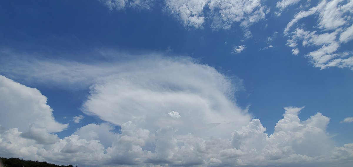 Pintsize725's tweet photo. Some cool clouds forming over Georgetown Lake. @averytomascowx @TxStormChasers https://t.co/9CnVAWqWhQ